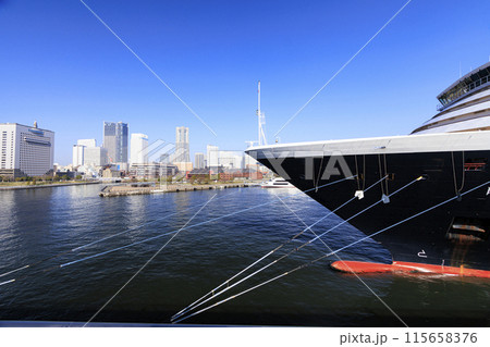 横浜港から見たみなとみらい 115658376
