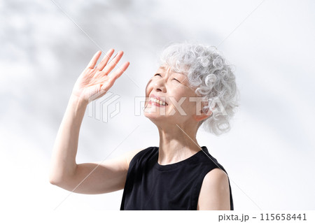 ビューティー　日差し　グレイヘアの女性 115658441