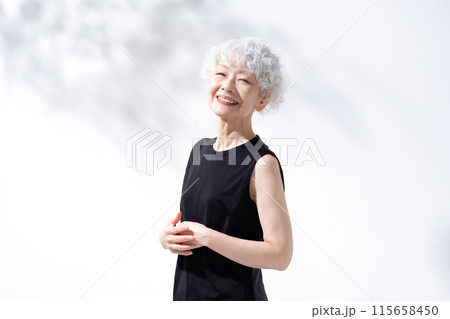 ビューティー　日差し　グレイヘアの女性 115658450