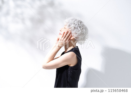 ビューティー 日差し グレイヘアの女性 ビューティー 日差し グレイヘアの女性 115658468