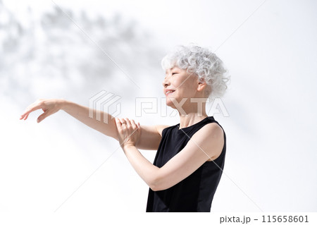 ストレッチ　伸び　グレイヘアの女性 115658601