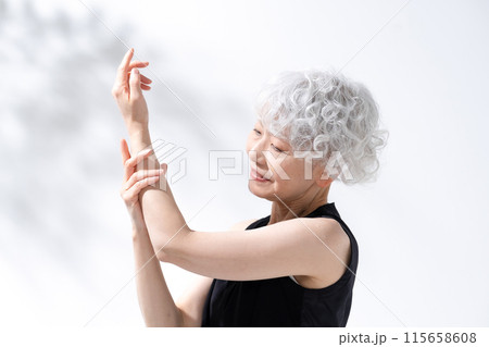 ストレッチ　伸び　グレイヘアの女性 115658608
