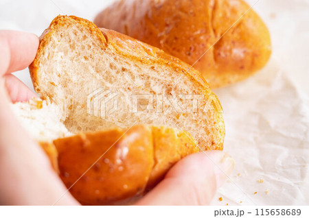 雑穀ロールパンの断面 115658689