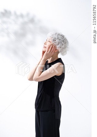 グレイヘアの女性　横向き　縦 115658792