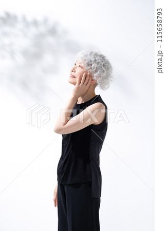 グレイヘアの女性 横向き 縦 グレイヘアの女性 横向き 縦 115658793