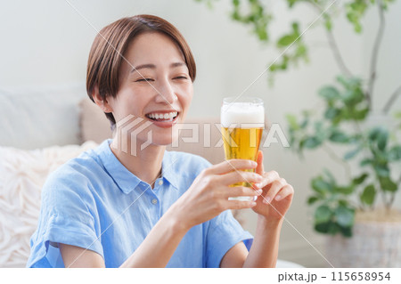 夏にビールを飲む女性 夏にビールを飲む女性 115658954