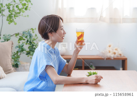 夏にビールを飲む女性 115658961