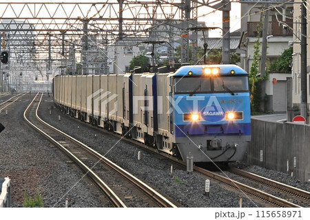 早朝の東海道本線　JR総持寺駅を行く　スーパーレールカーゴ　高速貨物電車 115658971