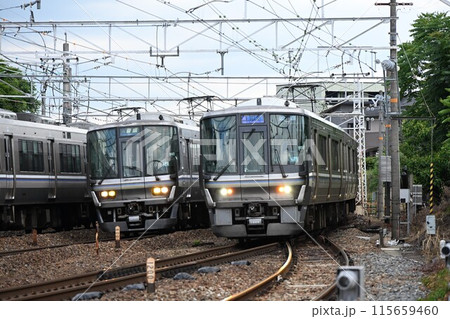複々線東海道本線　山崎カーブを通過する新快速離合 115659460