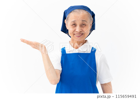 シニア女性　家事代行　手かざし 115659491