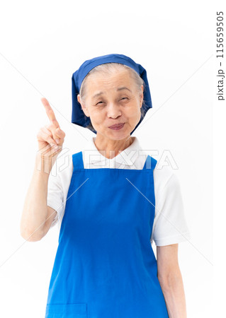 シニア女性　家事代行　指差し 115659505