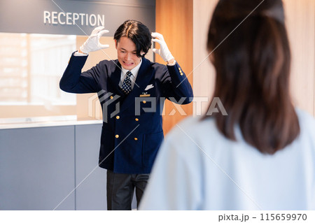 お客様にお詫びをするホテルスタッフ お客様にお詫びをするホテルスタッフ 115659970