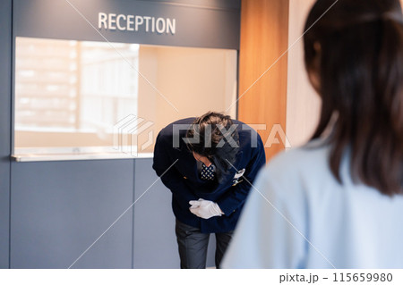 お客様にお詫びをするホテルスタッフ お客様にお詫びをするホテルスタッフ 115659980