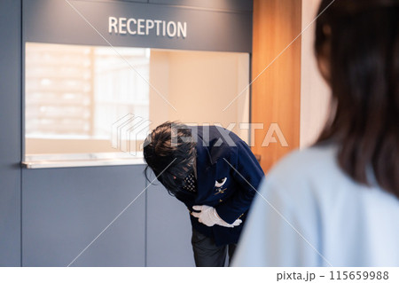 お客様にお詫びをするホテルスタッフ 115659988