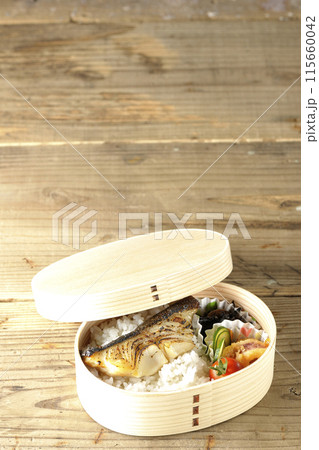 曲げわっぱに入った銀だらの西京焼き弁当 曲げわっぱに入った銀だらの西京焼き弁当 115660042