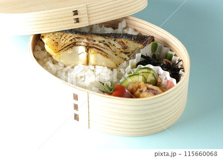 曲げわっぱに入った銀だらの西京焼き弁当 115660068