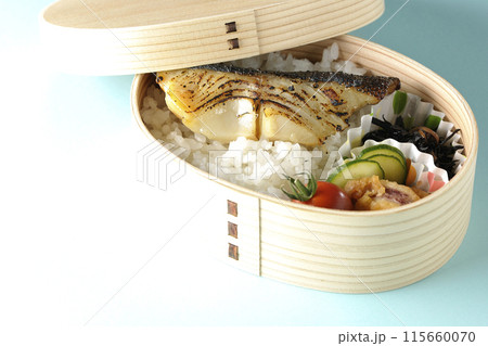 曲げわっぱに入った銀だらの西京焼き弁当 115660070