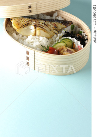 曲げわっぱに入った銀だらの西京焼き弁当 115660081