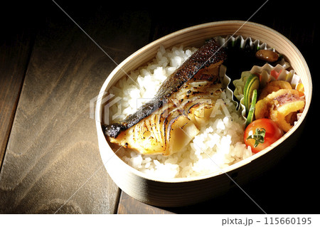 曲げわっぱに入った銀だらの西京焼き弁当 115660195