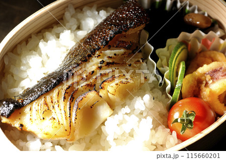 曲げわっぱに入った銀だらの西京焼き弁当 曲げわっぱに入った銀だらの西京焼き弁当 115660201