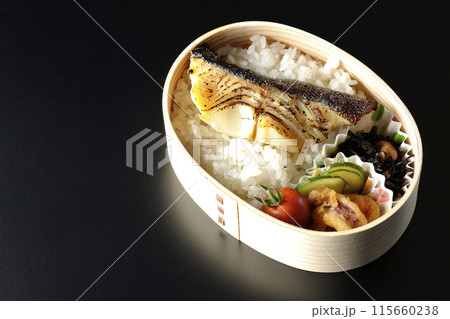 曲げわっぱに入った銀だらの西京焼き弁当を黒背景で撮影 115660238