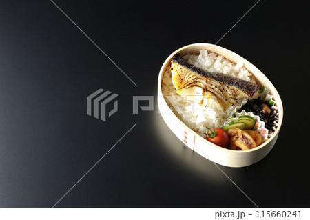 曲げわっぱに入った銀だらの西京焼き弁当を黒背景で撮影 曲げわっぱに入った銀だらの西京焼き弁当を黒背景で撮影 115660241