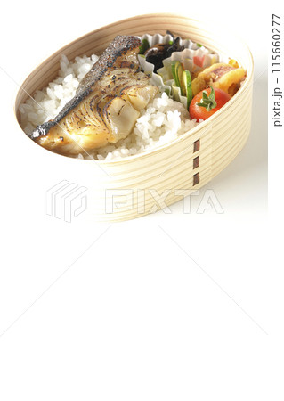 曲げわっぱに入った銀だらの西京焼き弁当を白背景で撮影 曲げわっぱに入った銀だらの西京焼き弁当を白背景で撮影 115660277