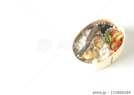 曲げわっぱに入った銀だらの西京焼き弁当を白背景で撮影 115660284