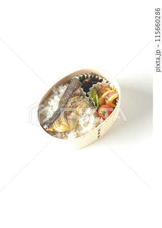 曲げわっぱに入った銀だらの西京焼き弁当を白背景で撮影 曲げわっぱに入った銀だらの西京焼き弁当を白背景で撮影 115660286