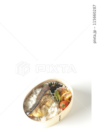 曲げわっぱに入った銀だらの西京焼き弁当を白背景で撮影 115660287