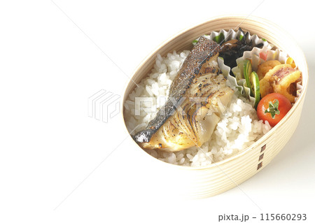曲げわっぱに入った銀だらの西京焼き弁当を白背景で撮影 115660293
