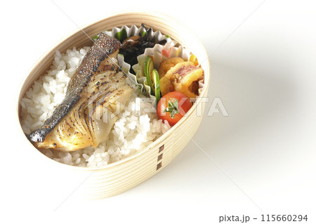 曲げわっぱに入った銀だらの西京焼き弁当を白背景で撮影 115660294