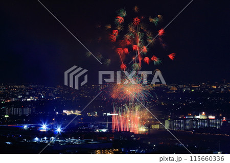 猪名川花火大会（大阪府池田市　兵庫県川西市）五月山秀望台付近から見る 115660336