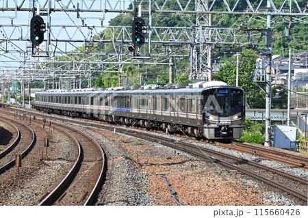 複々線東海道本線　島本駅を通過する Aシート連結新快速 115660426