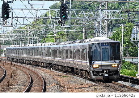 複々線東海道本線　島本駅に到着する通勤電車 115660428