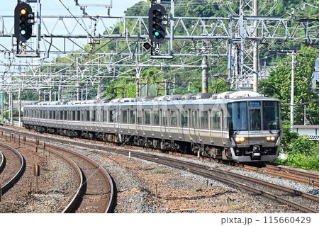 複々線東海道本線　島本駅を通過する新快速 115660429