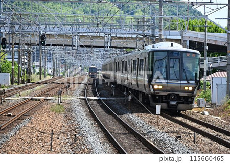 複々線東海道本線 島本駅を通過する新快速 複々線東海道本線 島本駅を通過する新快速 115660465