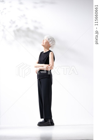 グレイヘアの女性　横向き　縦　全身 115660661
