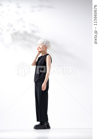 グレイヘアの女性 横向き 縦 全身 グレイヘアの女性 横向き 縦 全身 115660676