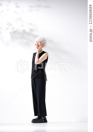 グレイヘアの女性　横向き　縦　全身 115660684