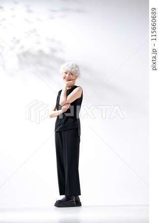 グレイヘアの女性　横向き　縦　全身 115660689