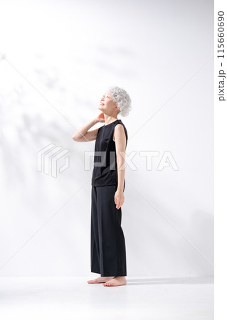 グレイヘアの女性 横向き 縦 全身 グレイヘアの女性 横向き 縦 全身 115660690