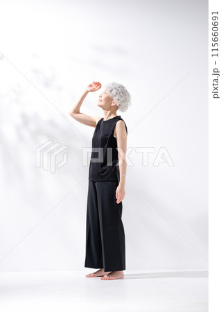 グレイヘアの女性 横向き 縦 全身 グレイヘアの女性 横向き 縦 全身 115660691