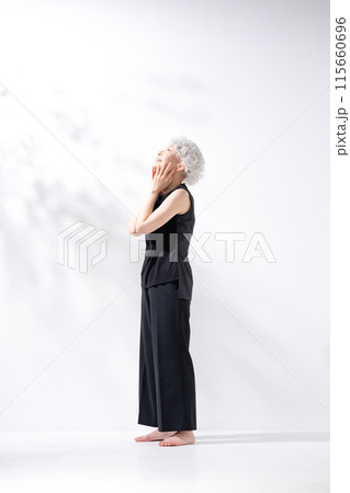 グレイヘアの女性 横向き 縦 全身 グレイヘアの女性 横向き 縦 全身 115660696