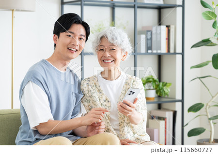 リビングでくつろぐ祖母と孫 リビングでくつろぐ祖母と孫 115660727