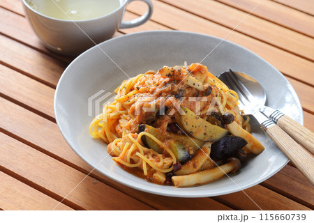 茄子と木の子とツナのトマトソースパスタ 115660739