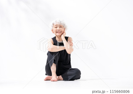 グレイヘアの女性　全身　座る　立て膝 115660806