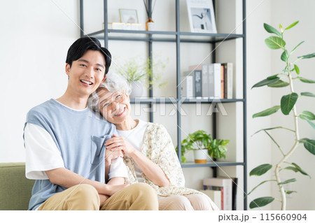リビングでくつろぐ祖母と孫 リビングでくつろぐ祖母と孫 115660904