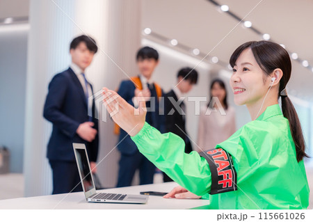 受付をするイベントスタッフ 115661026