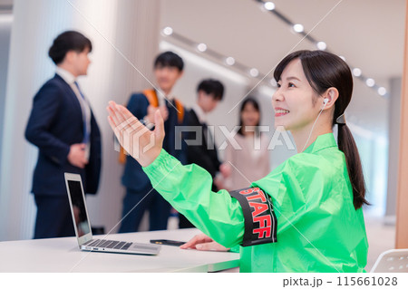受付をするイベントスタッフ 115661028